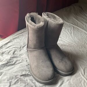 Like-New Ugg Boots in Gray Size 8